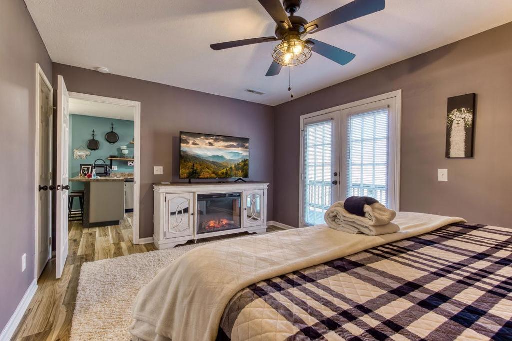 The Mason Jar, Hot Tub, Wifi, 1089 Free Tickets Each Paid Day, Dollywood And More! Pigeon Forge Exterior photo